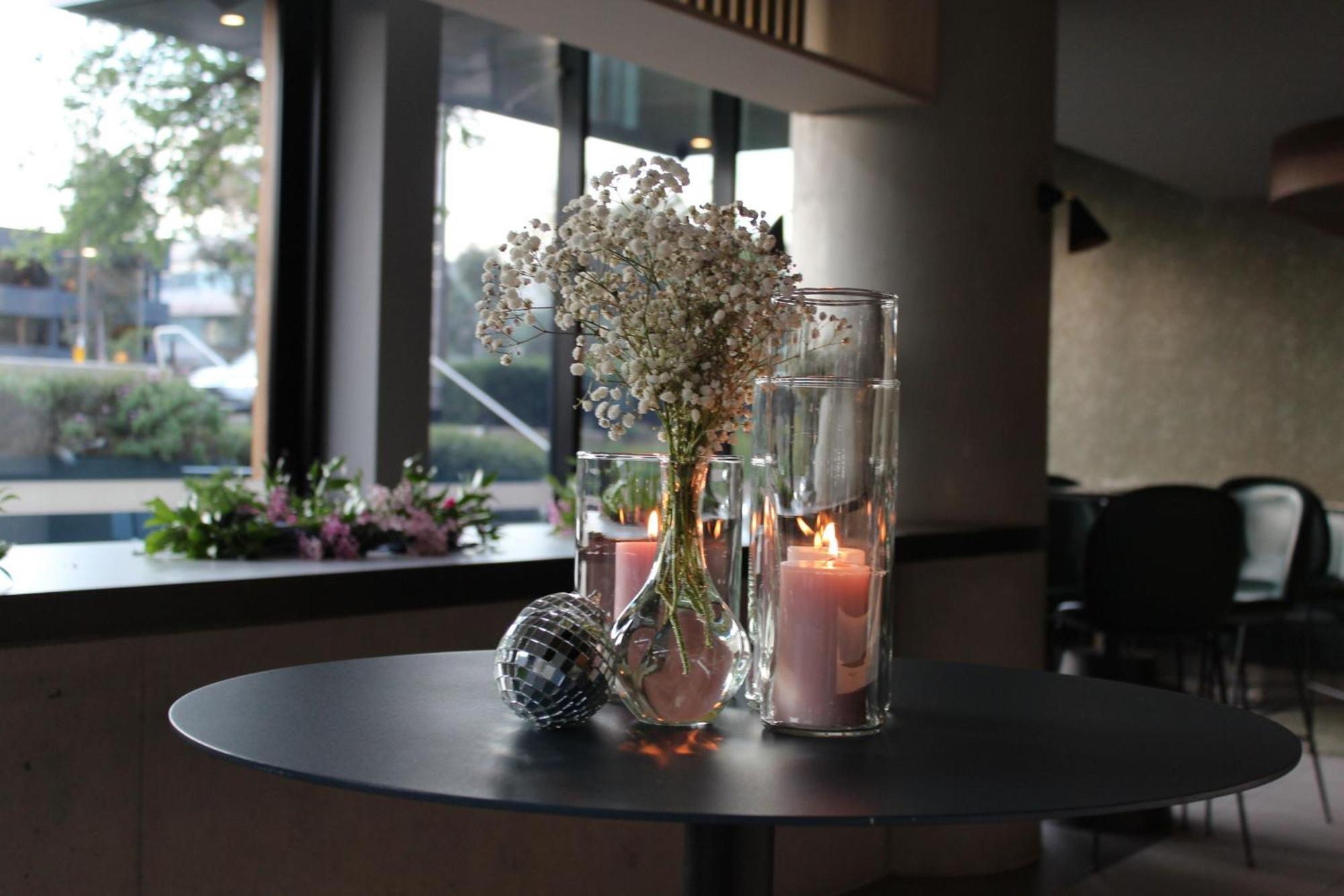 Midnight Hotel, Autograph Collection Canberra Exterior foto A table with a centerpiece