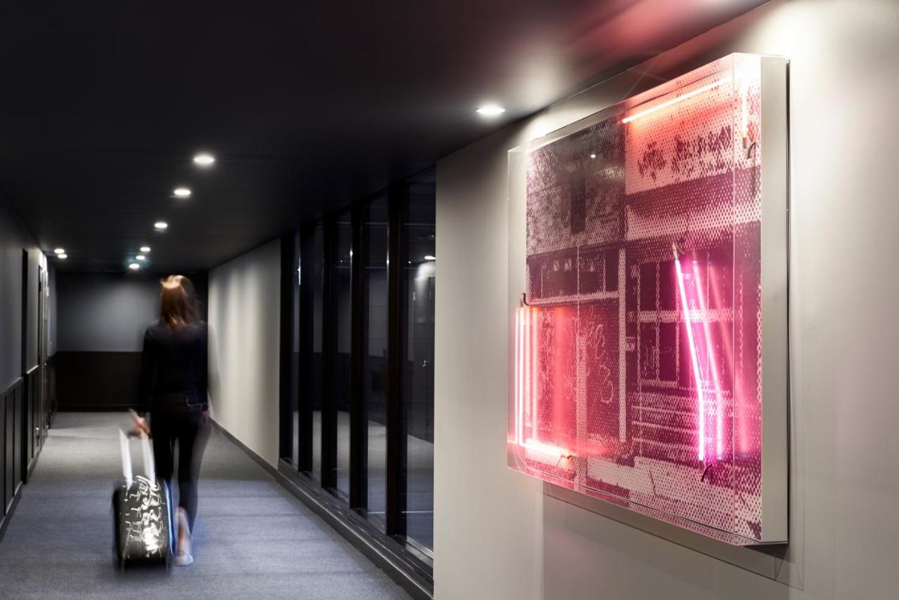 Midnight Hotel, Autograph Collection Canberra Exterior foto Installation of the artwork "The Red Room" at the InterContinental London Park Lane