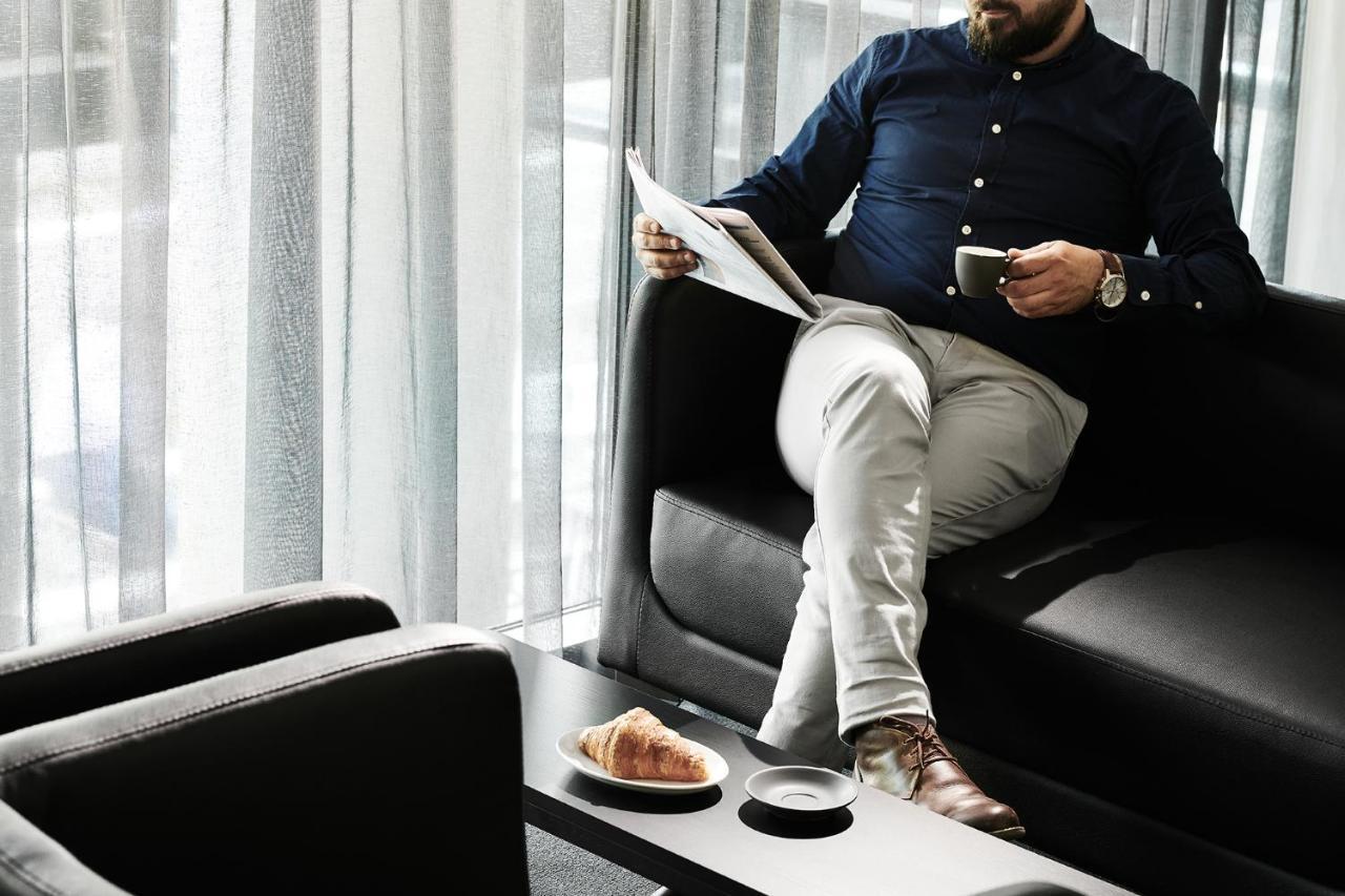 Midnight Hotel, Autograph Collection Canberra Exterior foto A man reading a newspaper